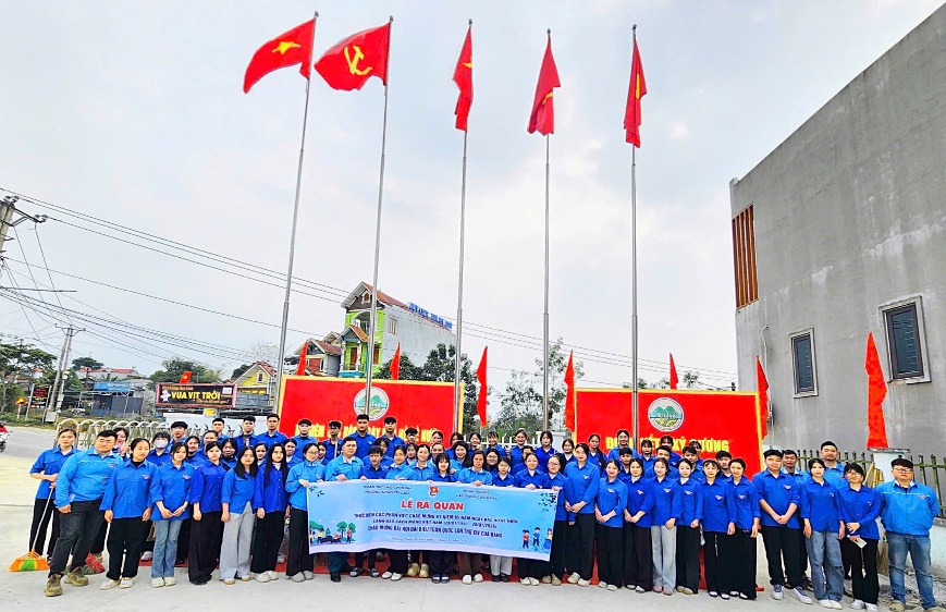 Tuổi trẻ Cao đẳng Cao Bằng ra quân tổng vệ sinh, trang hoàng các di tích lịch sử, nhân kỷ niệm 85 năm ngày Bác Hồ trở về nước lãnh đạo cách mạng Việt Nam
